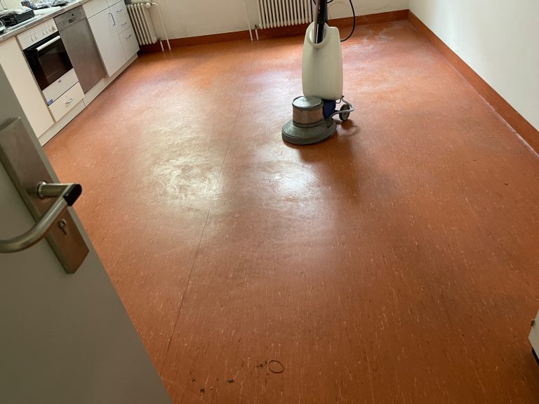 Linoleumboden vor der Aufarbeitung Abgenutzter, matter Linoleumboden in einer Küche vor der Grundreinigung.