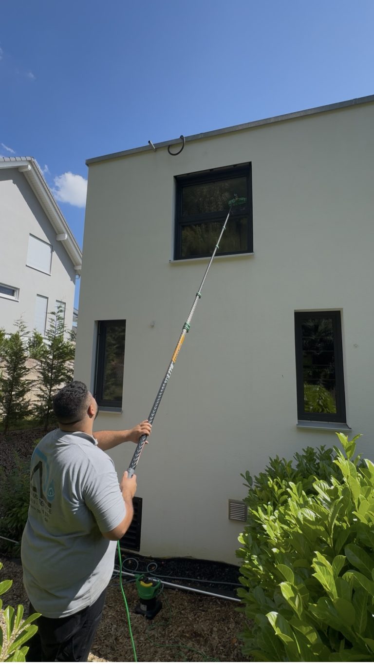 Sichere Fensterreinigung ohne Hebebühne Fachmännische Rahmenreinigung und Fensterputzen im Obergeschoss eines privaten Wohnhauses durch einen Reinigungsexperten.