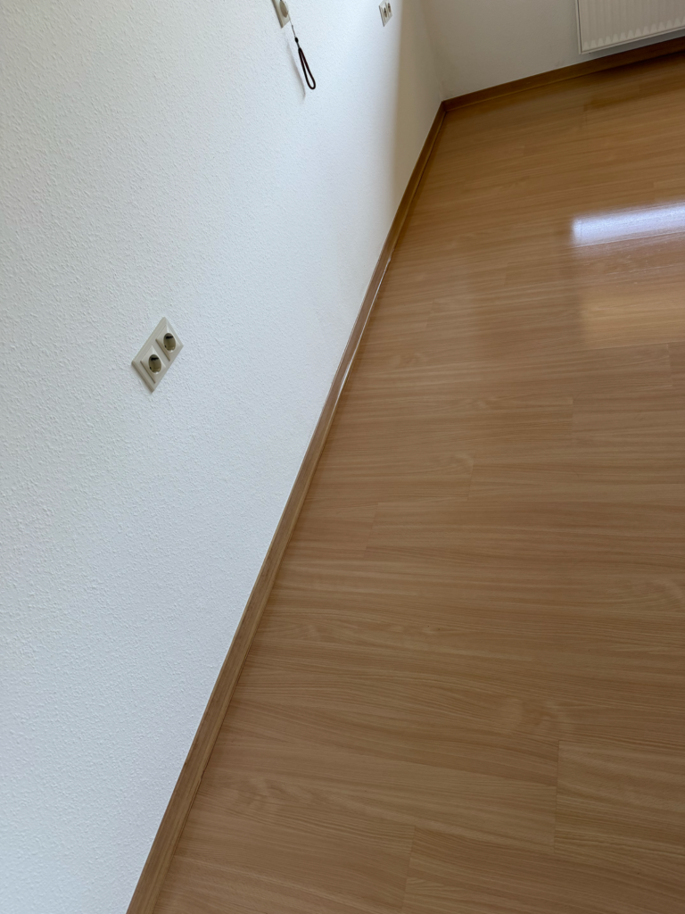 Nachher: Porentief gereinigtes und geschontes Parkett Das Parkett wurde mit speziellen Industriereinigern restlos vom Fett befreit und erstrahlt makellos sauber.