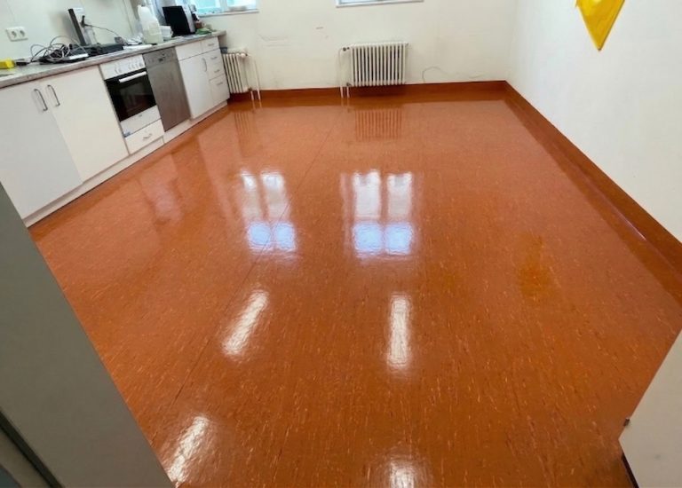 Linoleum Grundreinigung und Beschichtung Frisch glänzender Linoleumboden nach der Grundreinigung und neuen Beschichtung.