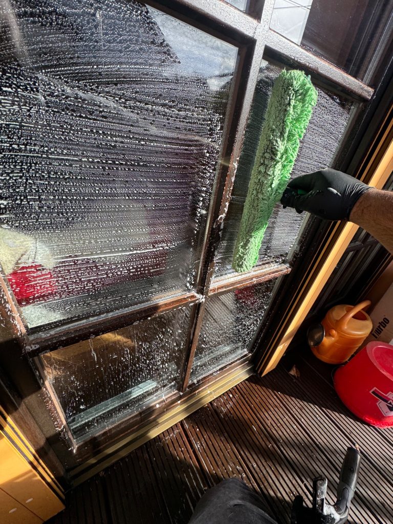 Profi-Reinigung von anspruchsvollen Sprossenfenstern Profi-Glasreinigung eines Sprossenfensters. Streifenfreie Reinigung dank passgenauen 10cm und 15cm Einwischern und Abziehern.