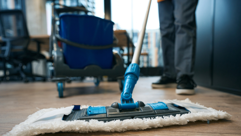 Bodenreinigung und Büroreinigung in Nagold Professionelle Bodenreinigung mit Wischmopp und Reinigungswagen.